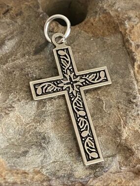 5/$10❤️❤️❤️Vintage Scroll Cross Pendant